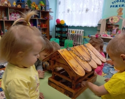 В первой младшей группе " Цветики " прошло познавательное занятие " У кормушки", В первой младшей группе " Цветики " прошло познавательное занятие " У кормушки",.